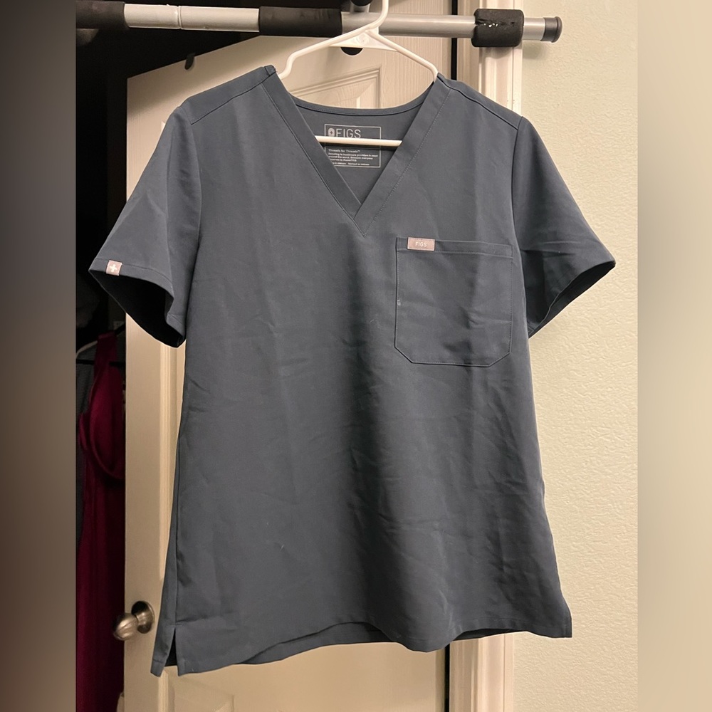 FIGS Catarina one pocket scrub top gray size medium